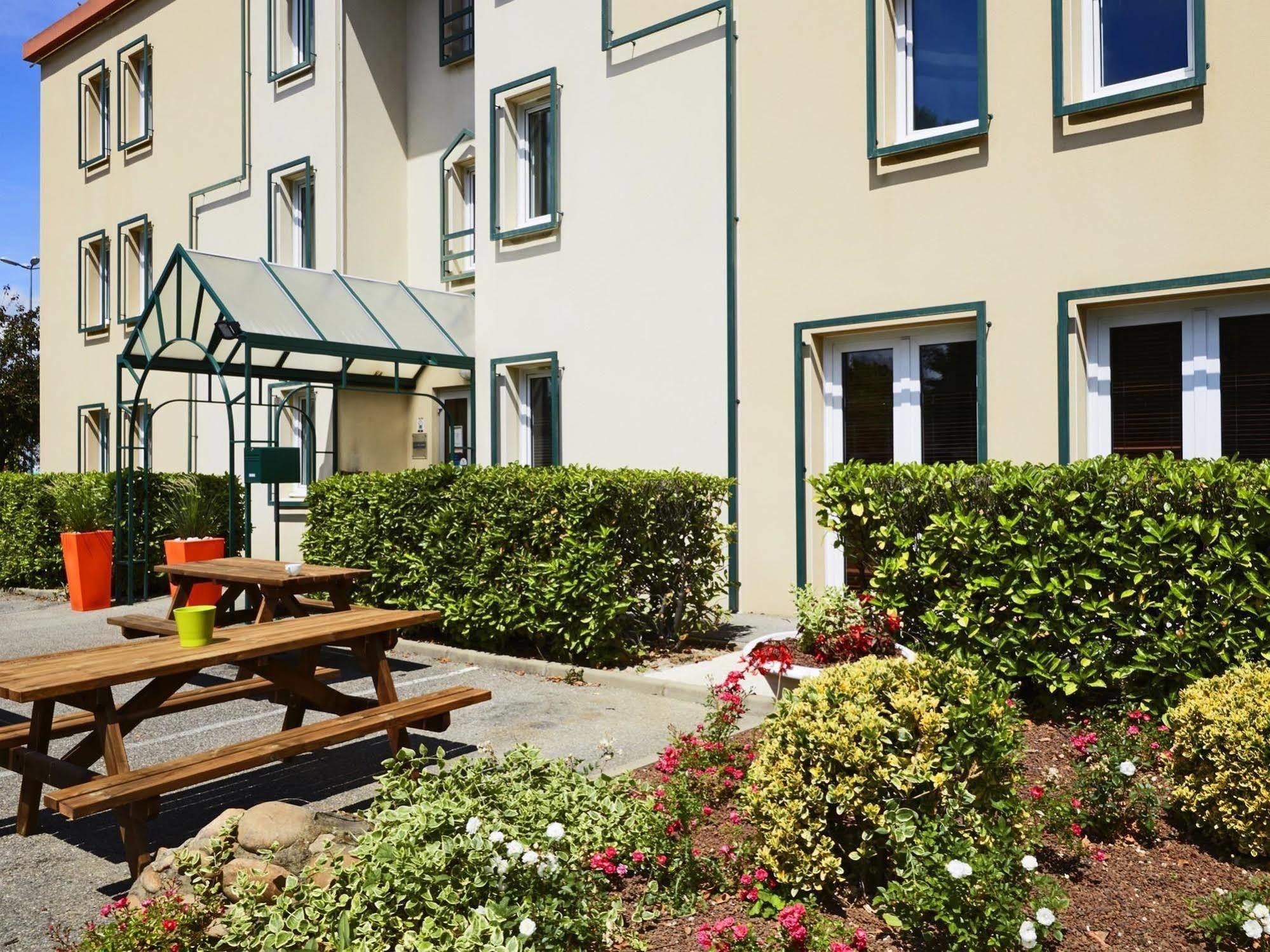 Hotel F1 Lyon Genay Massieux Exterior photo