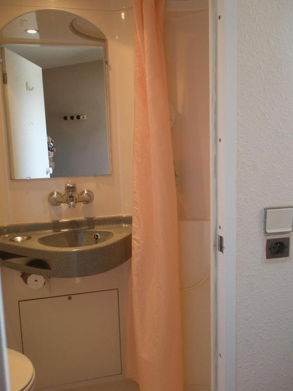 Hotel F1 Lyon Genay Massieux Room photo
